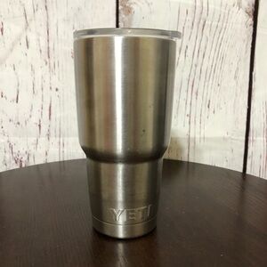 YETI Stainless Steel Tumbler 30oz capacity guc